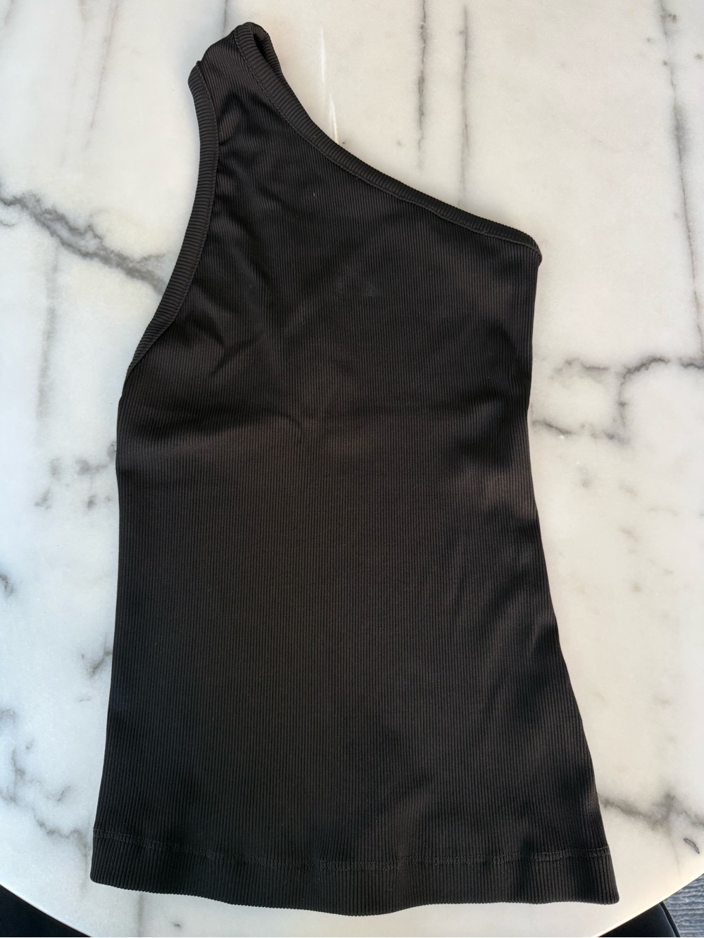 GOLDSIGN Black One-Shoulder Ribbed Tank Top